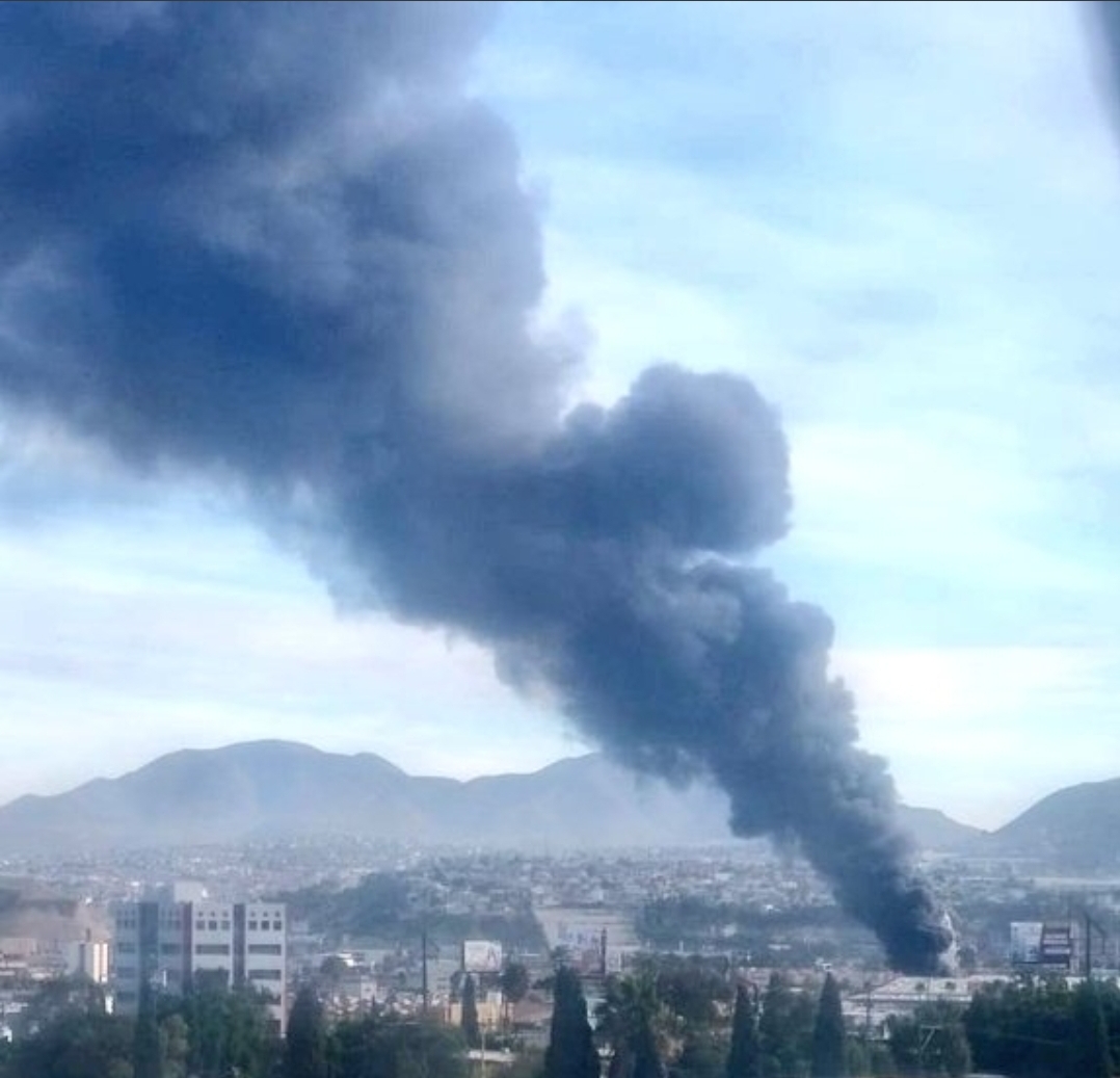Incendio consume taller mecánico en La Mesa, Tijuana. Noticias en tiempo real