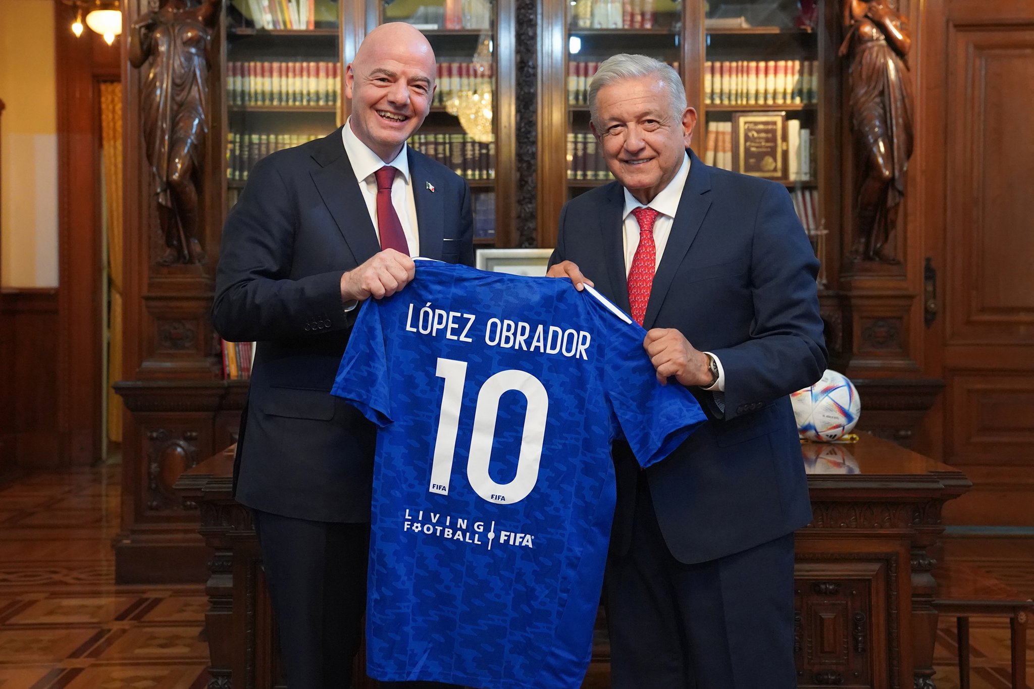 Gianni Infantino, presidente de FIFA, visita a AMLO para hablar del Mundial  del 2026 - Semanario ZETA