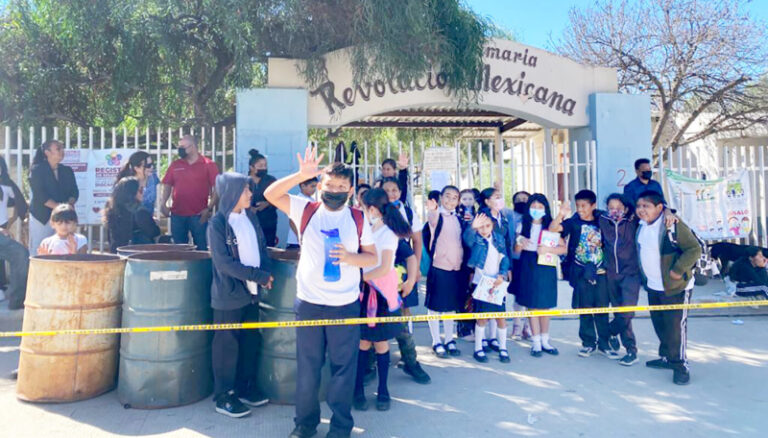 Toman padres de familia escuelas primarias ante falta de maestros en ...