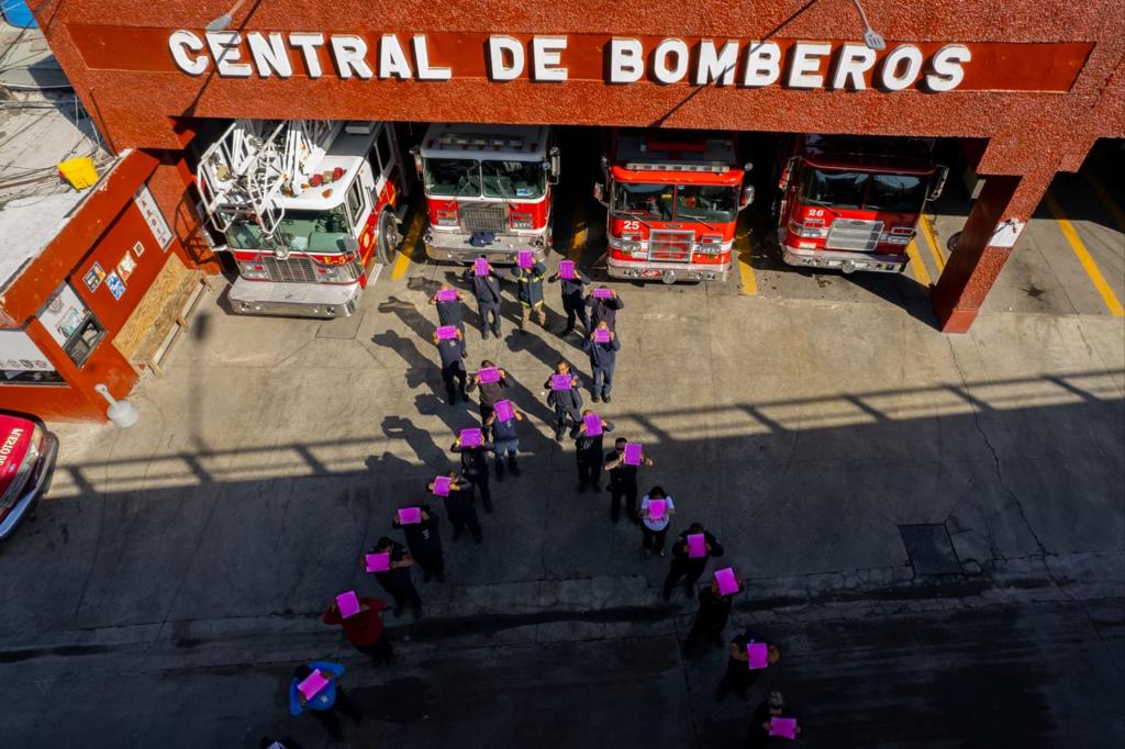 Moño rosa en Bomberos Tijuana / Foto Ana Karen Ortíz