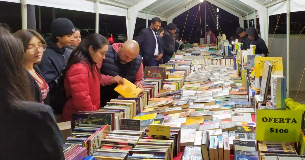 Últimos días de la Feria del Libro Antiguo y de Ocasión en Tijuana. Fotos: Enrique Mendoza