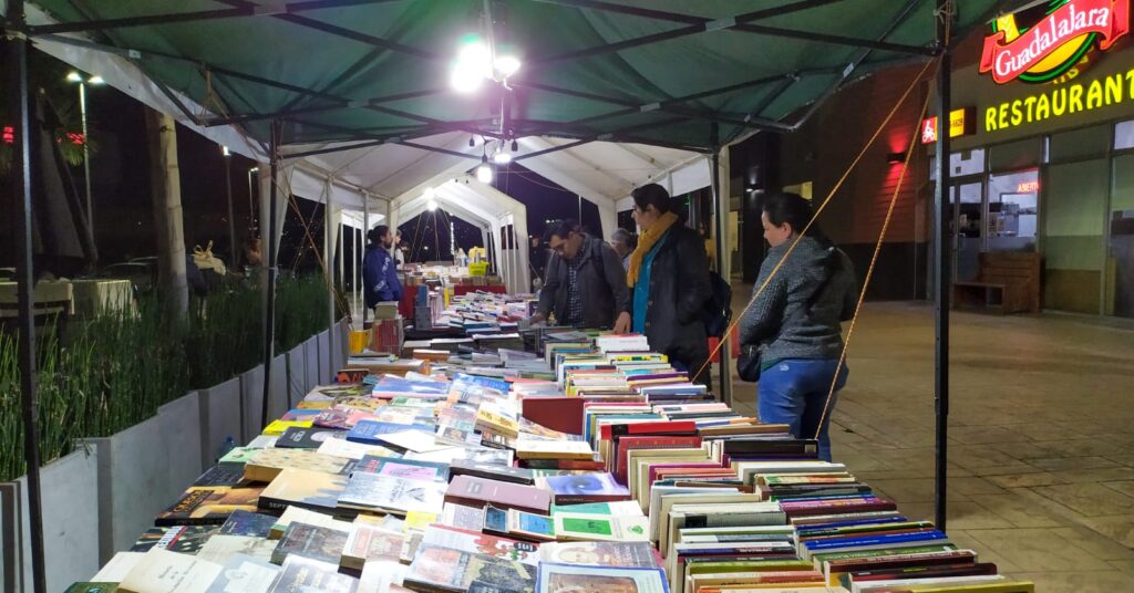 Últimos días de la Feria del Libro Antiguo y de Ocasión en Tijuana. Fotos: Enrique Mendoza