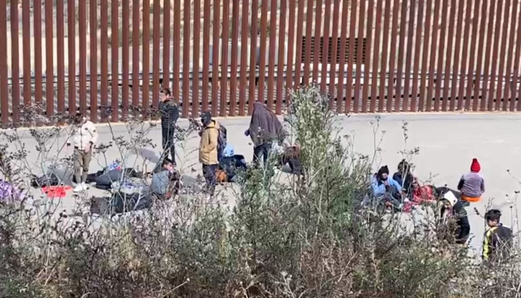 Migrantes entregándose a la Patrulla Fronteriza por Playas de Tijuana / Foto @moralesyo