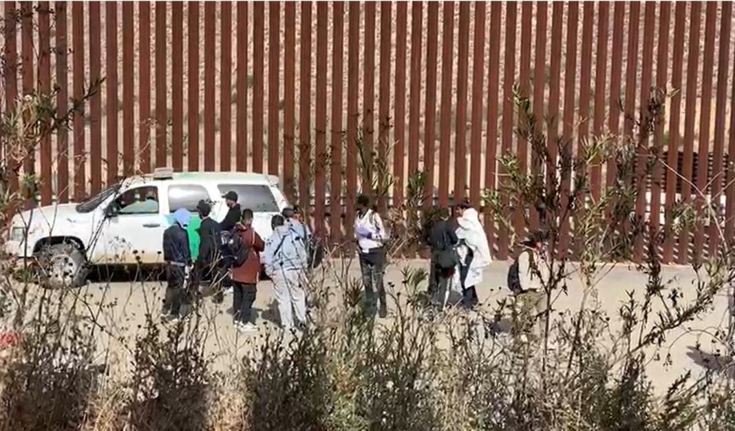 Migrantes se Entregan en la frontera / Foto @moralesyo