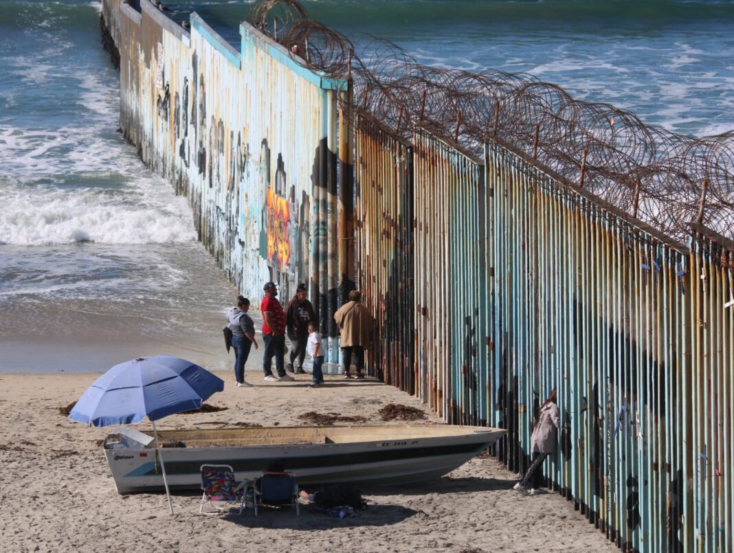 Migrantes en Playas de Tijuana Foto Ana Karen Ortiz