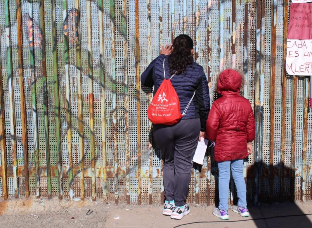 Migrantes en el muro de Tijuana Foto Ana Karen Ortiz