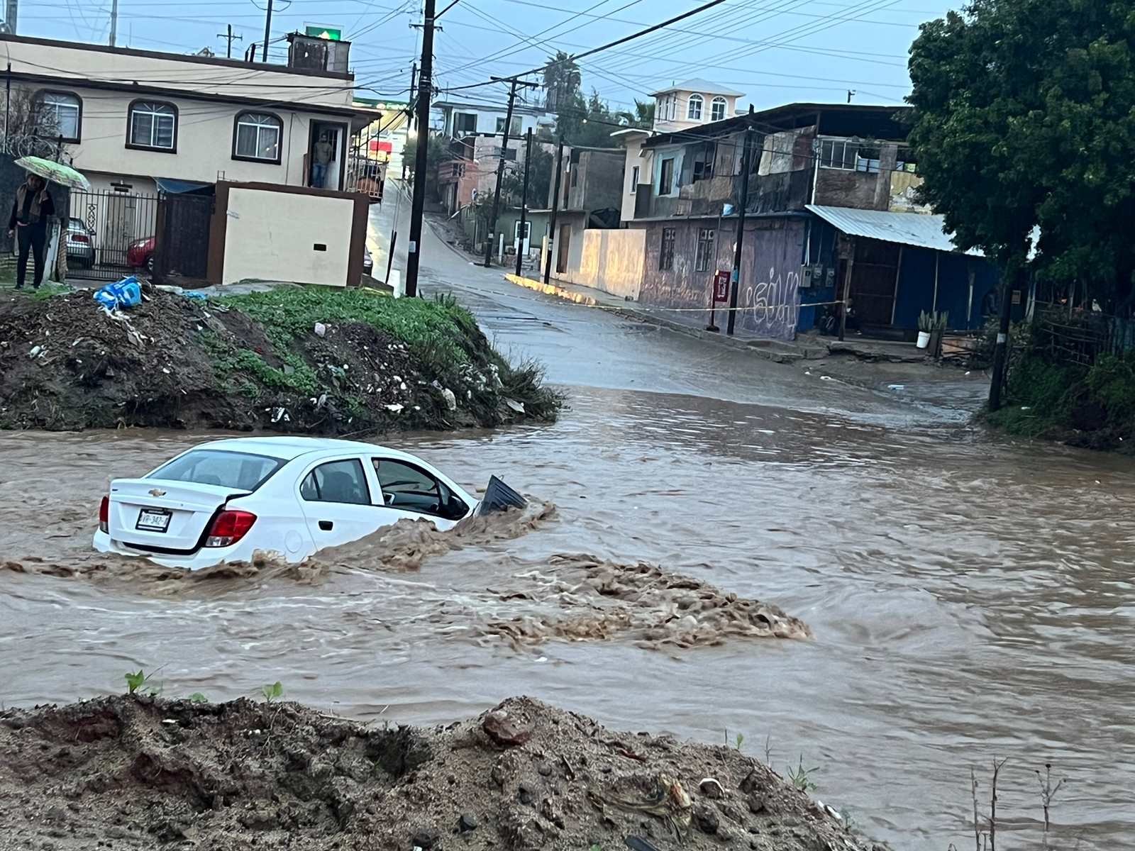 Inundaciones, derrumbes, vehículos atrapados y crecidas de arroyos por
