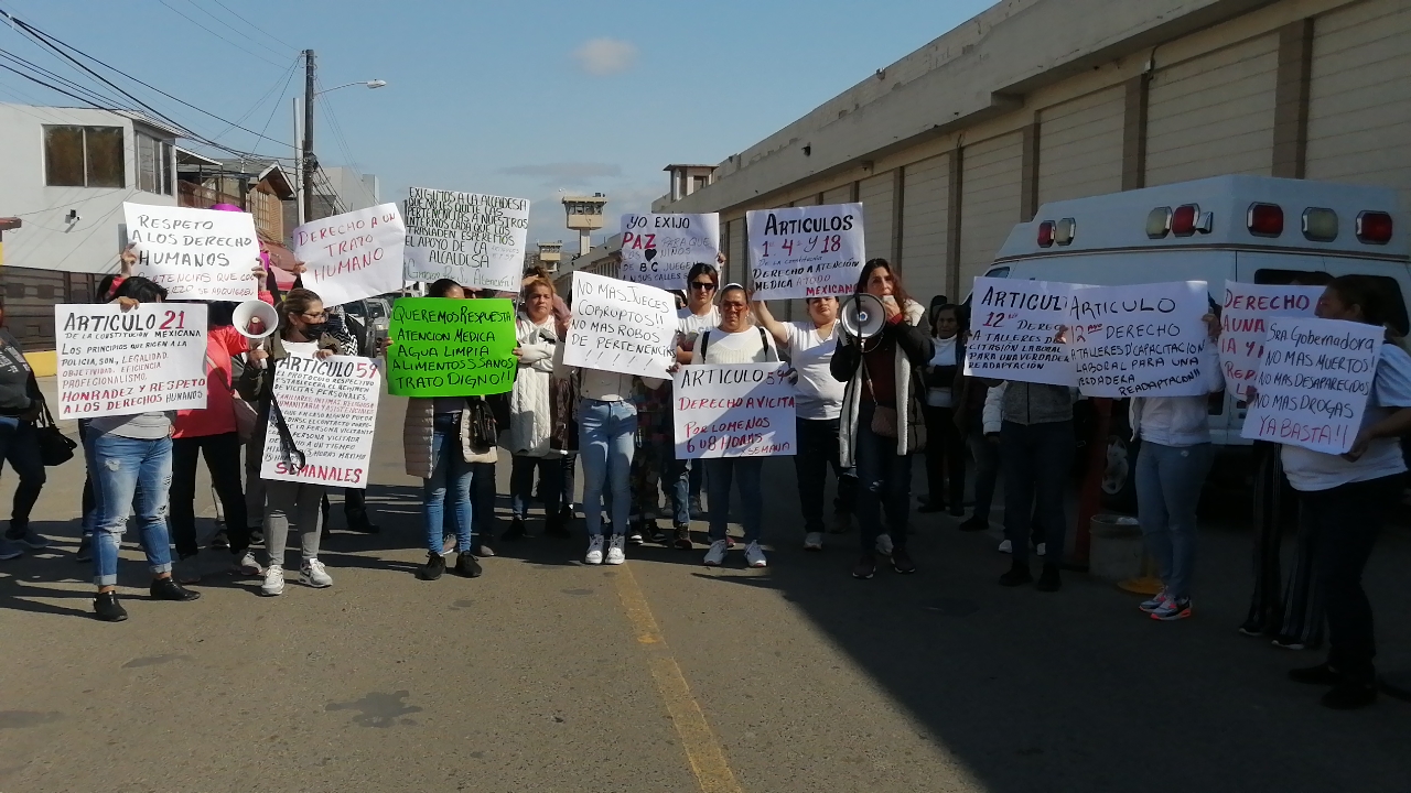 Protestan familiares de reclusos trasladados a El Hongo; denuncian violación de derechos humanos y corrupción. Noticias en tiempo real