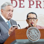 Andrés Manuel López Obrador y Rosa Icela Rodríguez atienden la llamada de Américo Villarreal, gobernador de Tamaulipas, en qué informó sobre la localización de los cuatro ciudadanos estadounidense secuestrados el día de ayer en el estado, dos de l