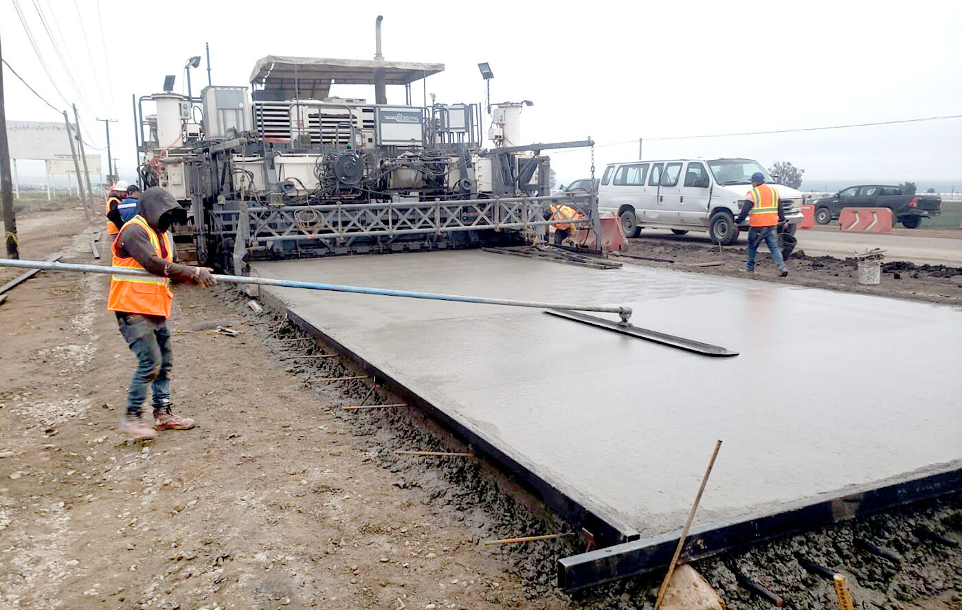 Inicia tendido de concreto hidráulico en tramo de la muerte en Ensenada