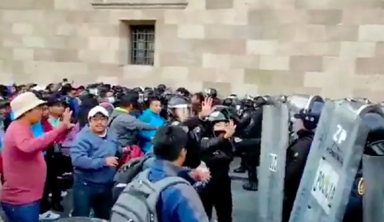 Maestros de la CNTE intentan dar portazo en Palacio Nacional y entrar a ...