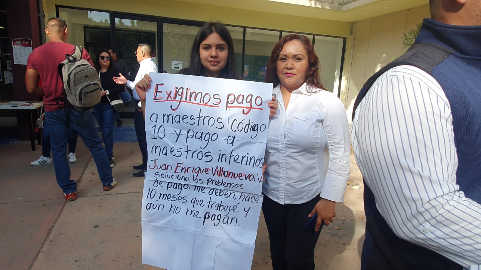 Maestros federales exigen pago de su salario - Semanario ZETA