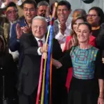 946523-amlo-entrega-baston-sheinbaum-2-web