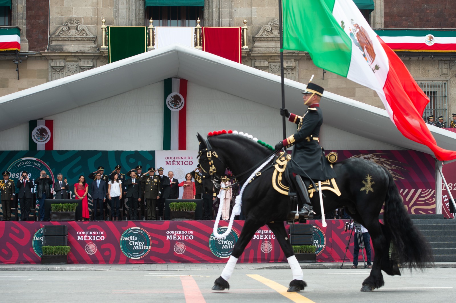 Sin Representantes De Poderes Judicial Y Legislativo Amlo Encabeza Desfile Cívico Militar En 4531