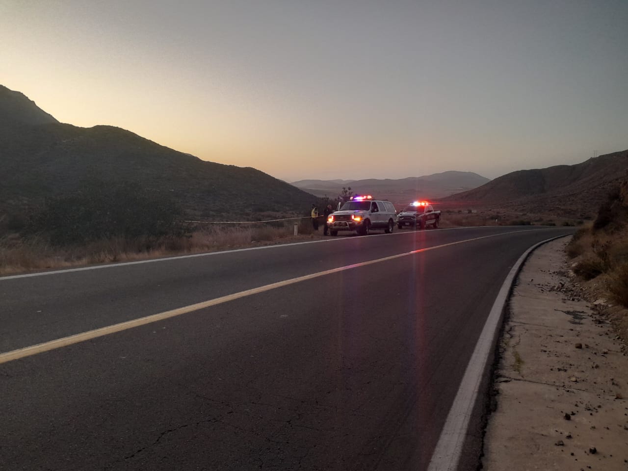 Dejan Cuerpo Sin Vida De Una Mujer A Orilla De La Carretera ...