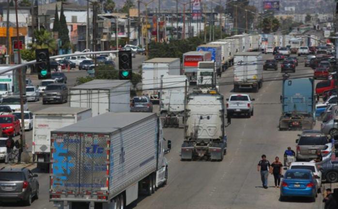 Congestionamiento vial tráiler en Tijuana Foto Jorge Dueñes