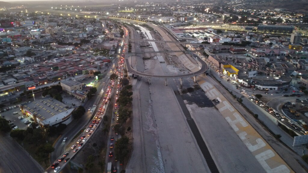 Más tráfico para regresar a Tijuana; obras en la Internacional afectan el  cruce fronterizo. // Foto Ernesto Eslava