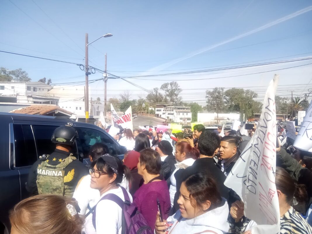 Lopez Obrador no atiende a manifestantes en Tijuana Foto Julieta Aragón