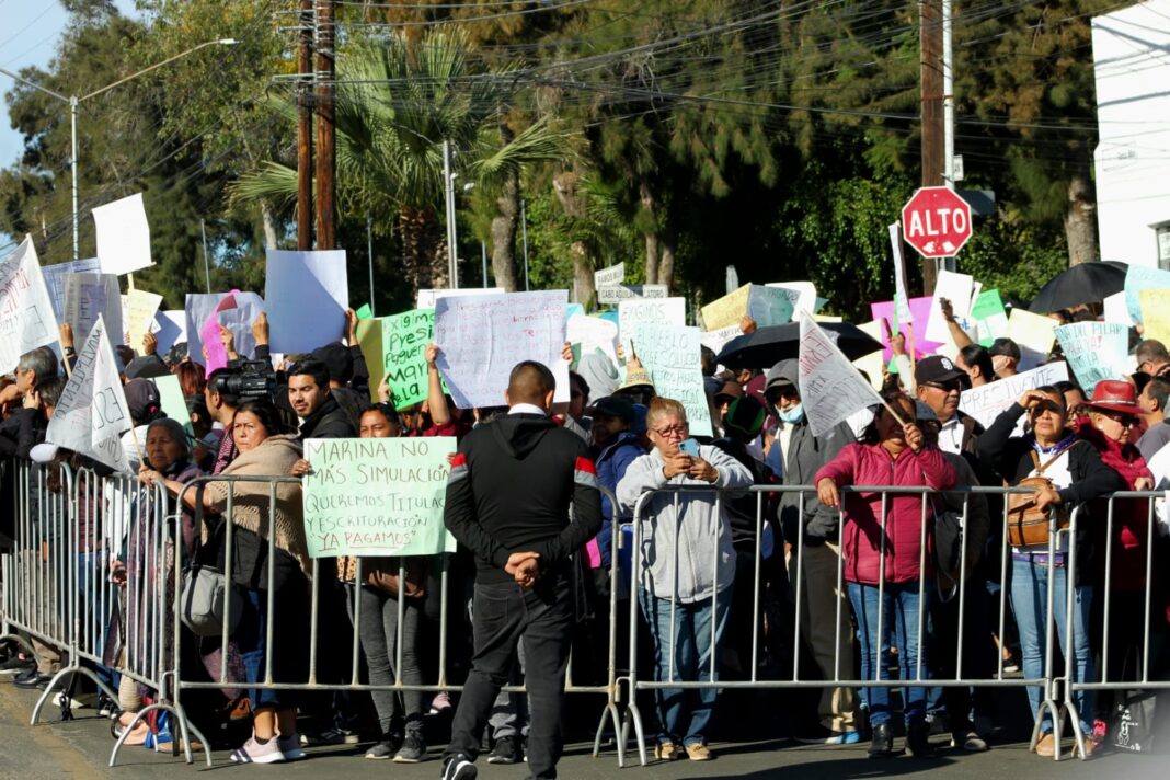 Manifestación hacia AMLO fuera de Cuartel Morelos en Tijuana Foto Mara Yánez