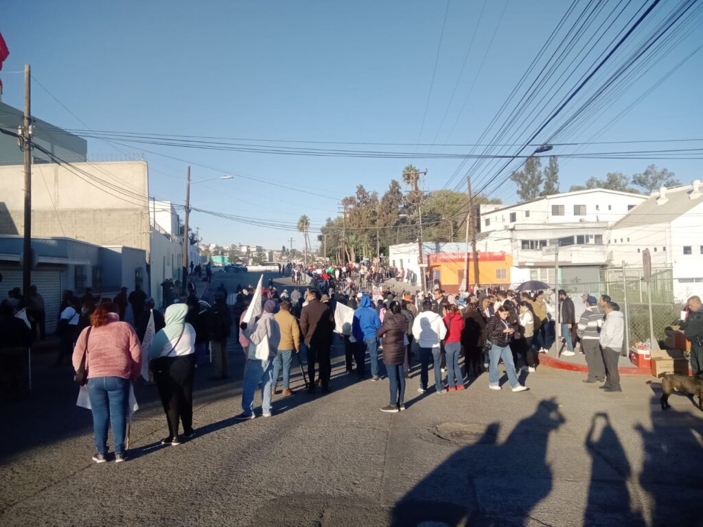 Protestas fuera de la conferencia matutina de López Obrador en Tijuana. // Foto Julieta Aragón