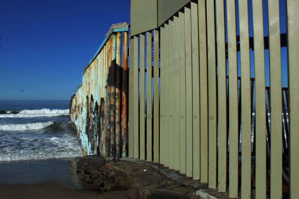 Muro fronterizo en Playas de Tijuana Foto Mara Yáñez