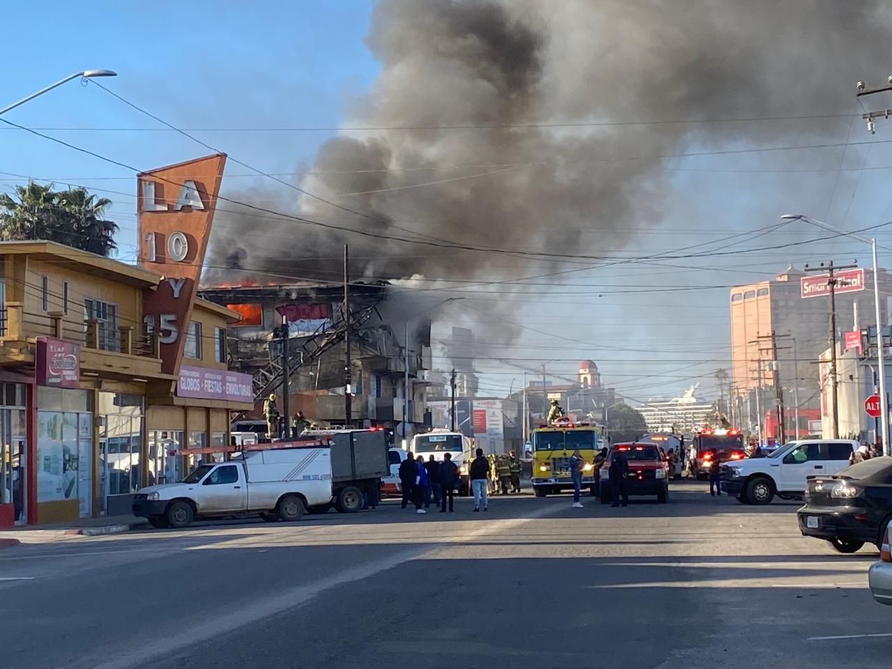 Bomberos sofocaron incendio en edificio de tres niveles en Ensenada ...