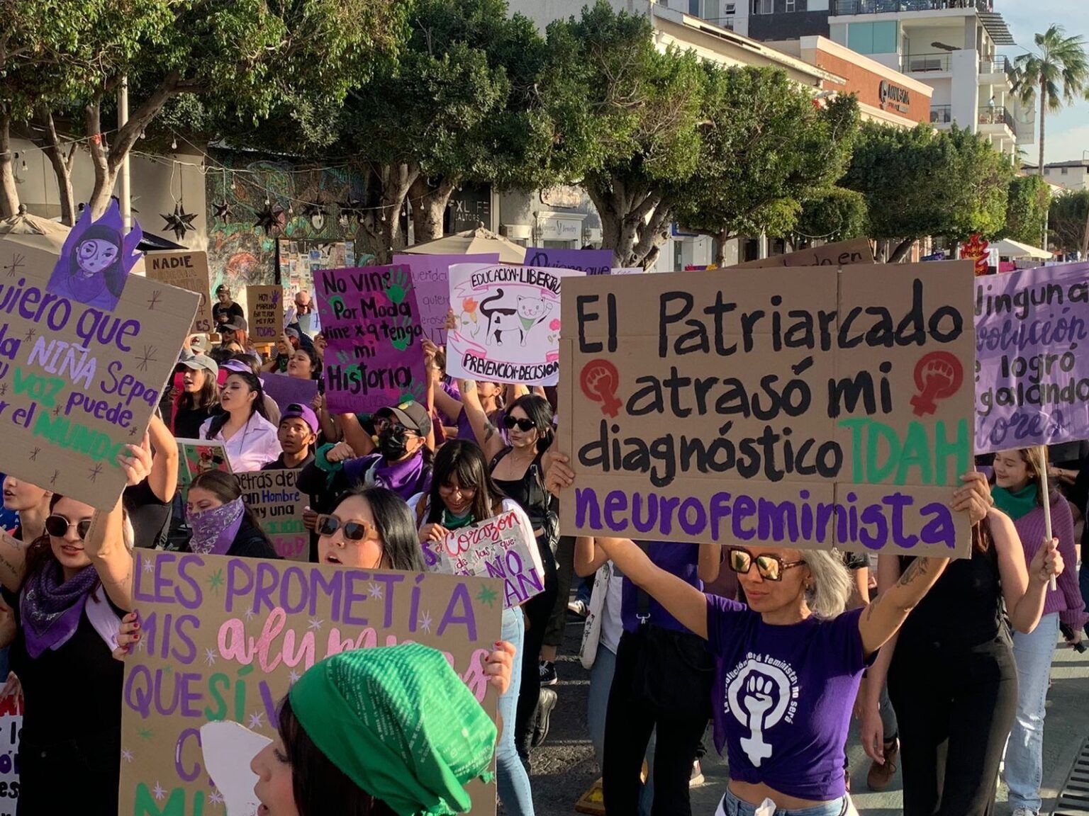 Retumba la marea feminista por el 8M: miles de mujeres marchan en BCS ...
