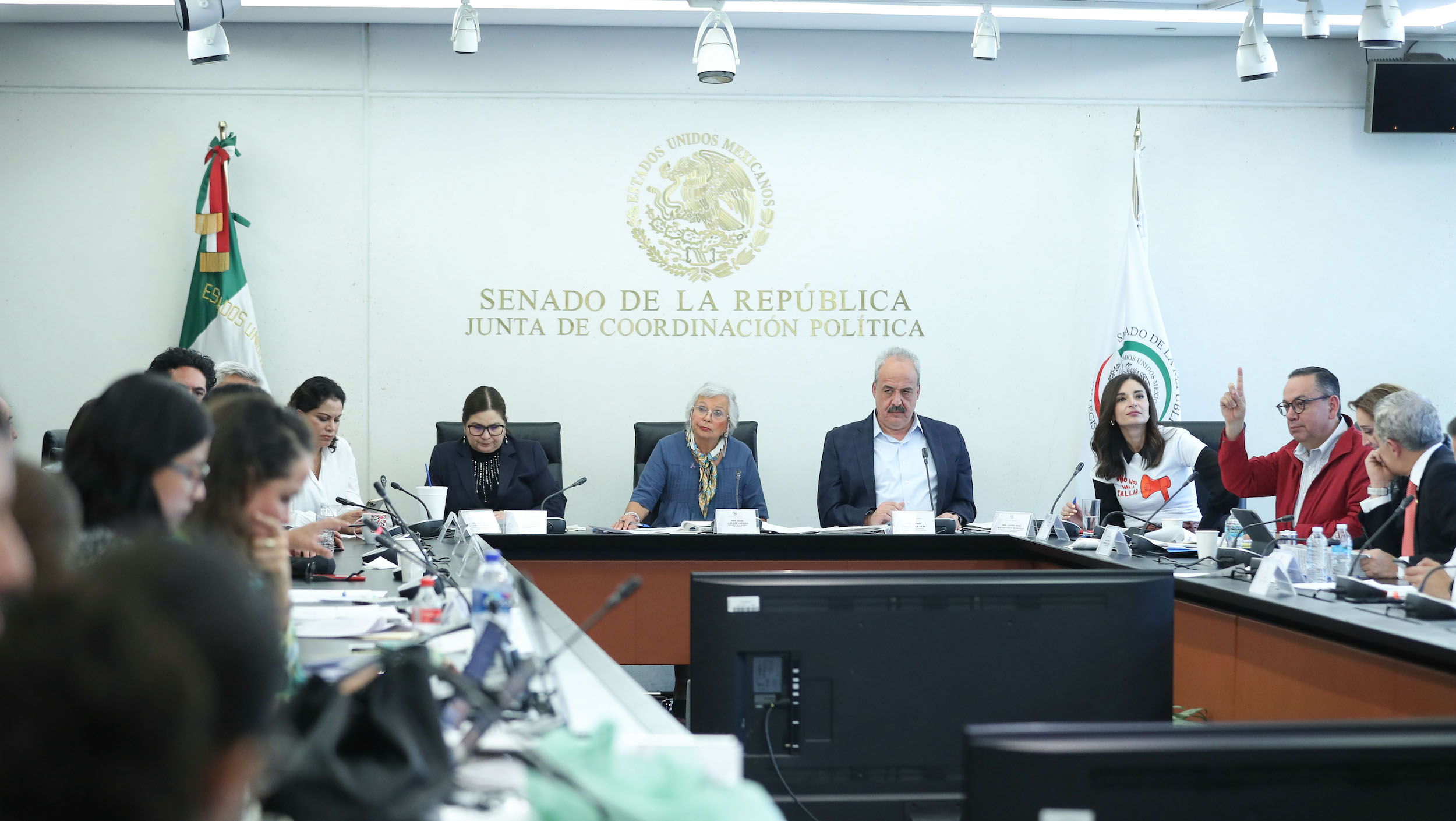 Comisiones Del Senado Avalan Que Presidente De La República Pueda Dar