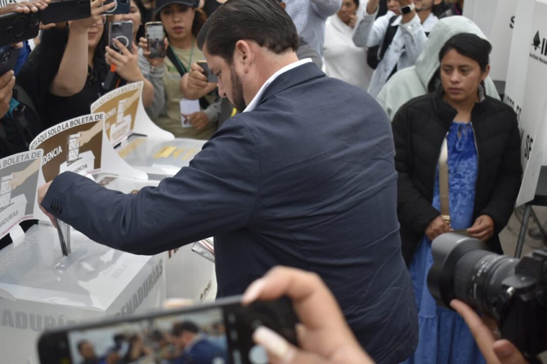 Ismael Burguenño vota en Tijuana Foto Eduardo Andrade Uribe