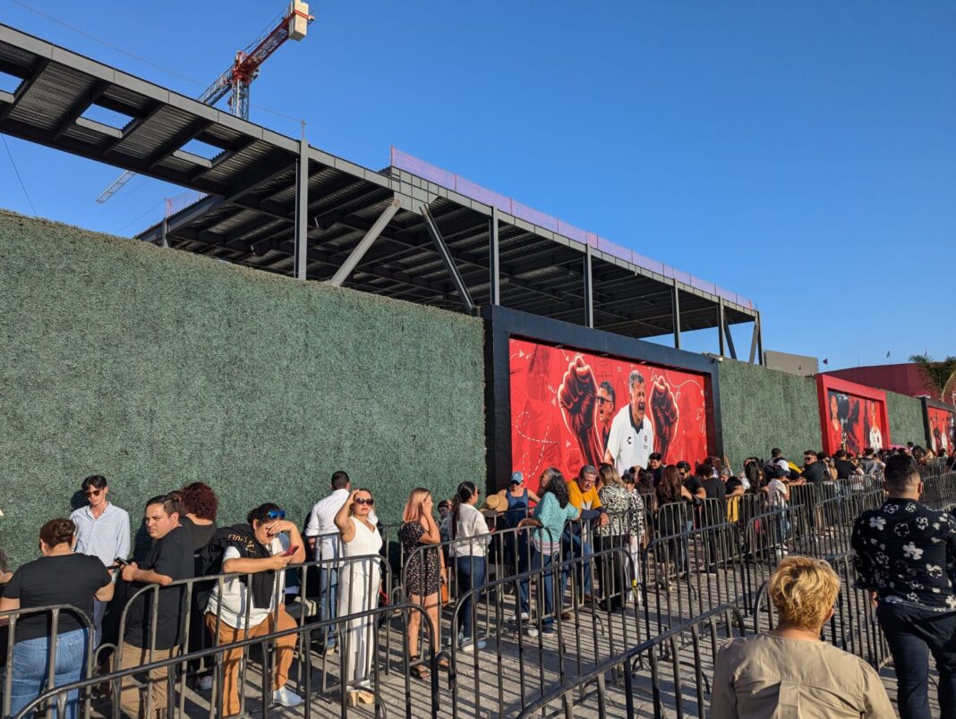 Público se congrega para presentación de Luis Miguel en Tijuana