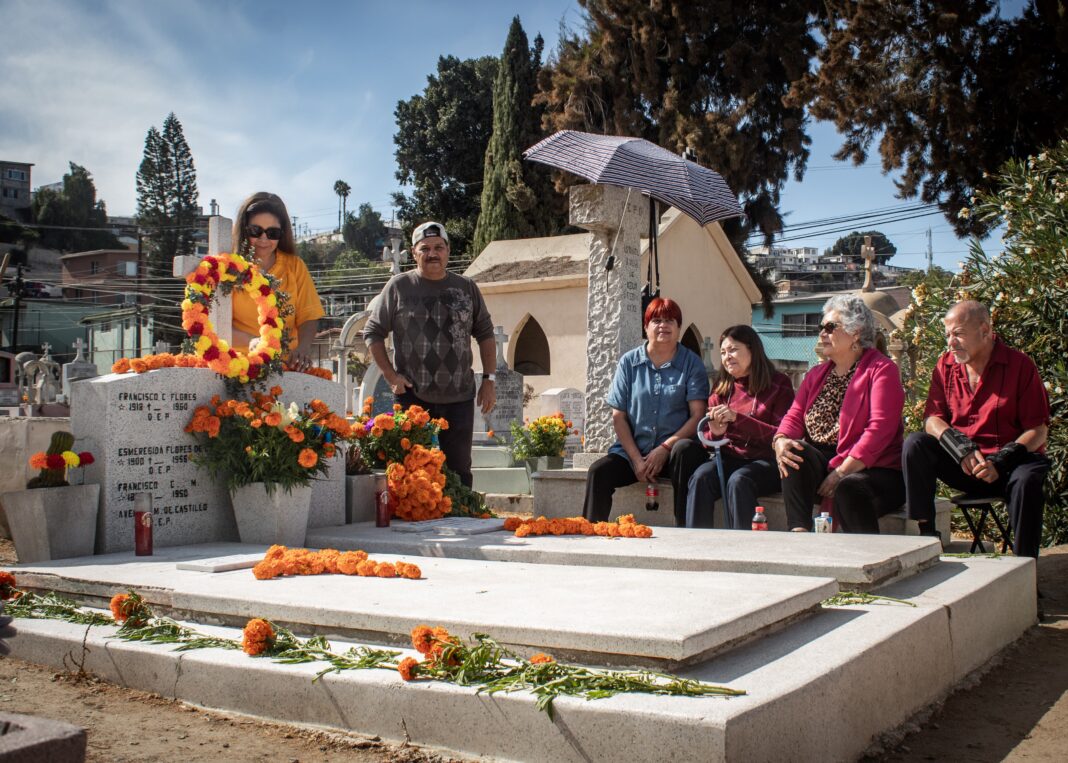 Familia celebrando día de muertos Foto Mara Yáñez