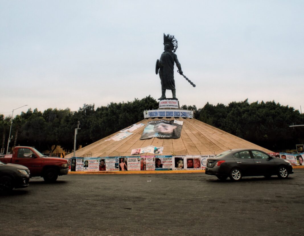 Glorieta Cuauhtemoc con fotos de desaparecidos Foto Ana Karen Ortiz