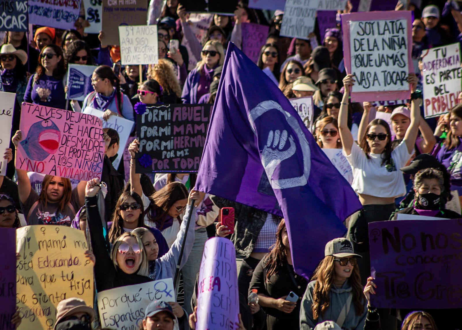 “No estás sola”: miles de mujeres marchan este 8M en Zona Río Tijuana ...