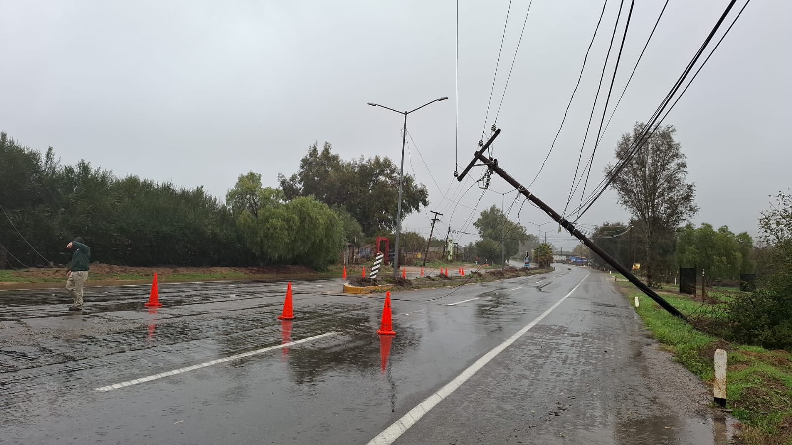 Cierre de carriles en la carretera Ensenada-Tecate por caída de poste ...