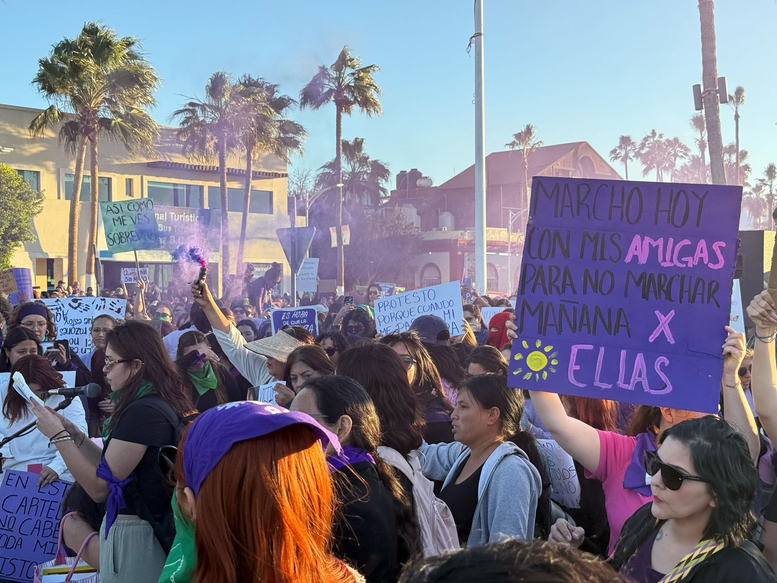 Miles de mujeres se manifiestan en BCS por el 8M - Semanario ZETA