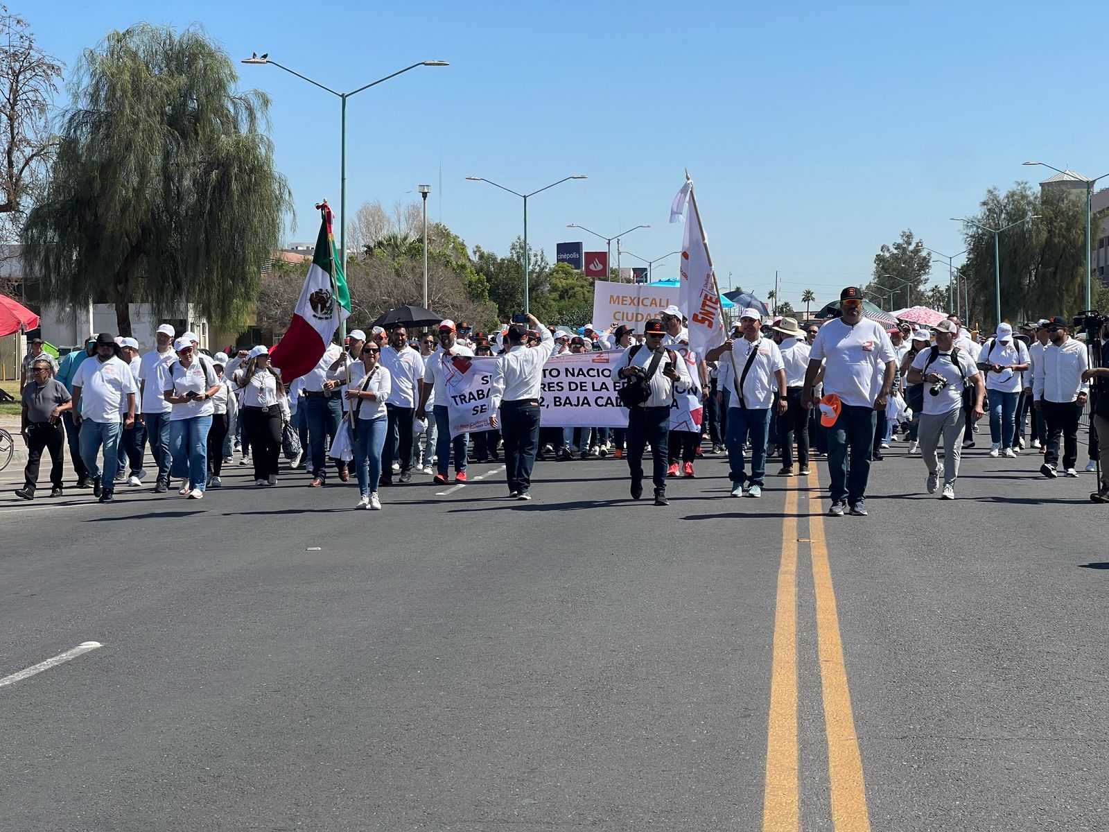 Desfile del Día del Trabajo en Mexicali se realiza entre ausencias y ...