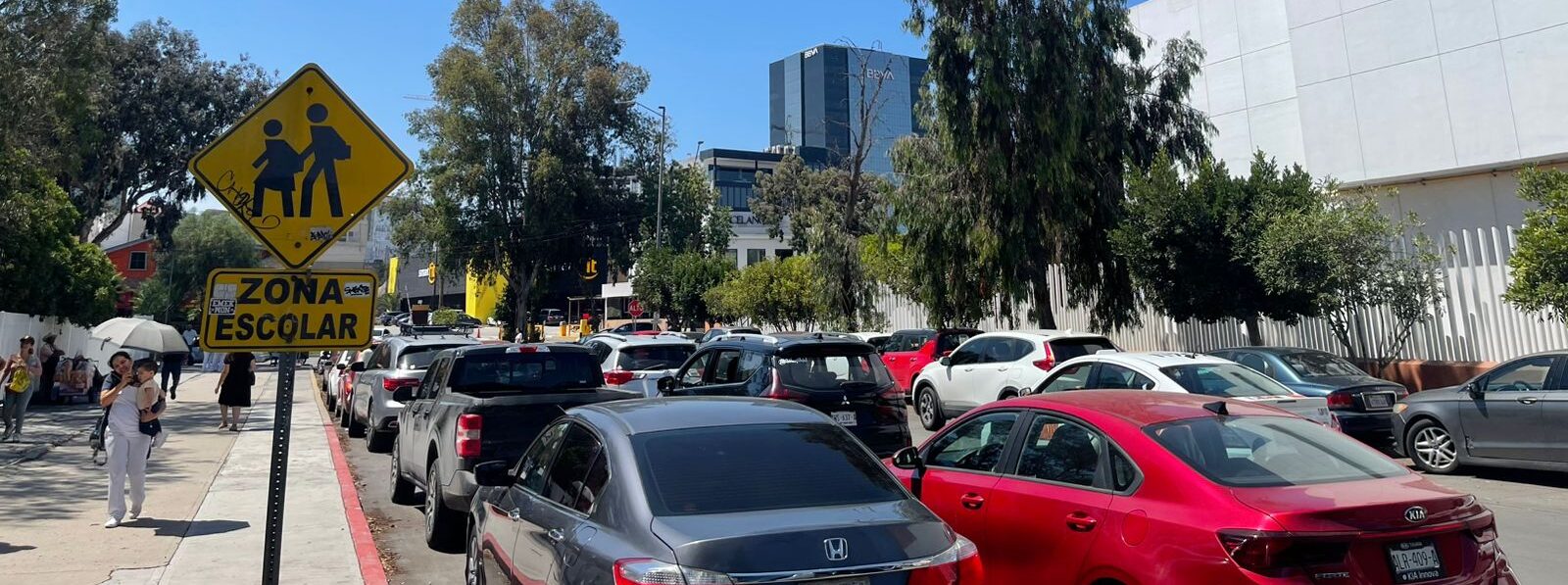 Tráfico y falta de maestros marcaron el regreso a clases 2025 en ...