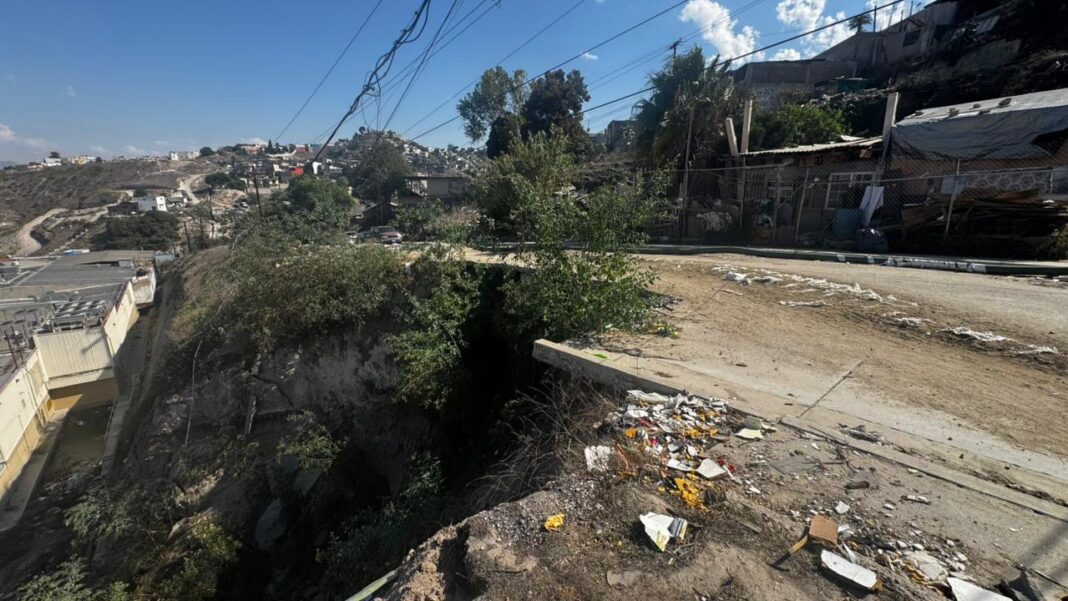 Colapsa tramo de la Avenida Acueducto en Colinas de Cortez en Tijuana // Foto Ernesto Eslava
