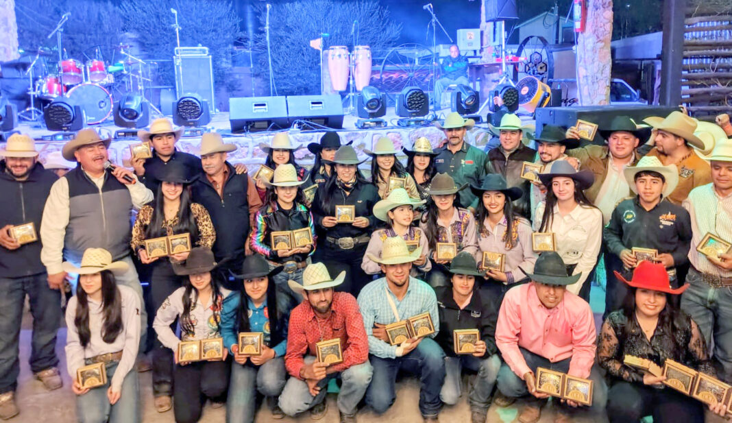 campeones del campeonata estatal de rodeo