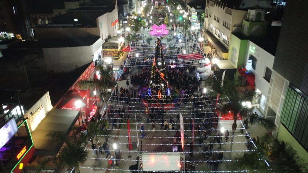 Villa navideña de Coca Cola en Avenida Revolución de Tijuana // Foto Ernesto Eslava