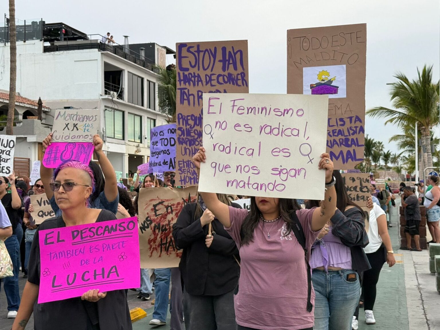 Cientos de mujeres marchan en BCS por el 8M - Semanario ZETA