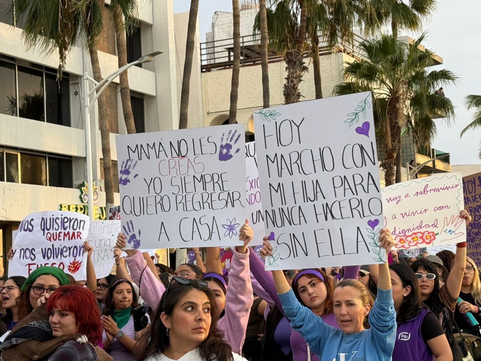 Cientos de mujeres marchan en BCS por el 8M - Semanario ZETA