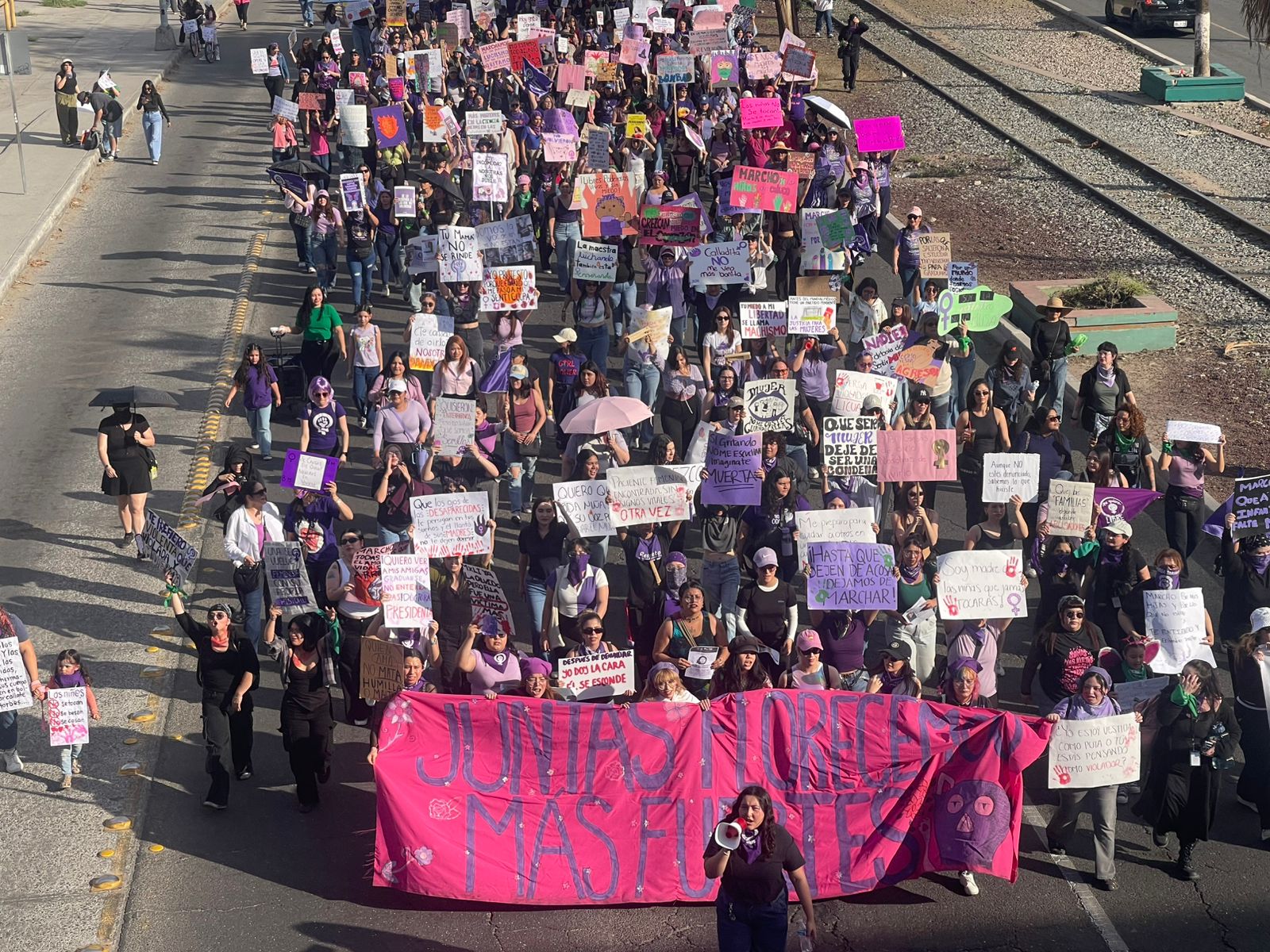 Marcha del 8M en Mexicali reúne a más de 500 mujeres entre consignas y ...