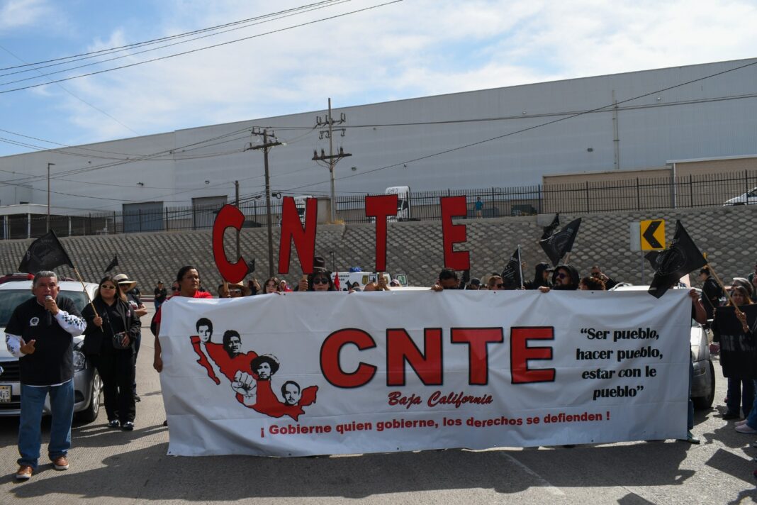 Bloqueo de CNTE en garita de exportación en Otay Foto Rubén Vázquez