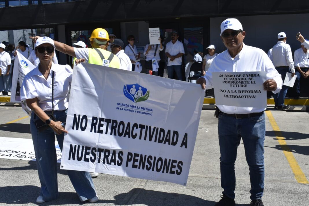 Manifestación al exterior de CANACINTRA Foto Eduardo Andrade