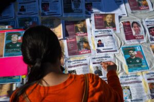 Pegan fichas de busqueda de desaparecidos en Tijuana Foto Ruben Vazquez