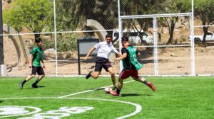 Roman Cota jugando futbol