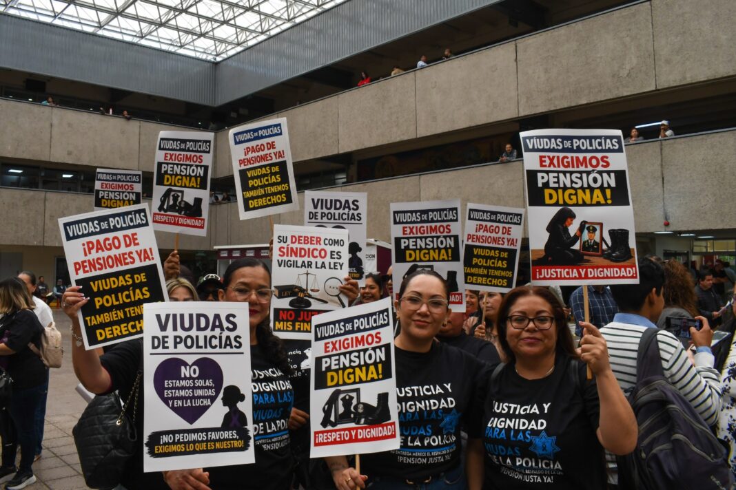 Viudas de policías protestan en Palacio Municipal Foto Ruben Vazquez