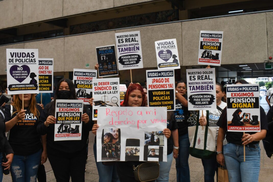 Viudas policías protestan en Palacio Municipal de Tijuana Foto Ruben Vazquez