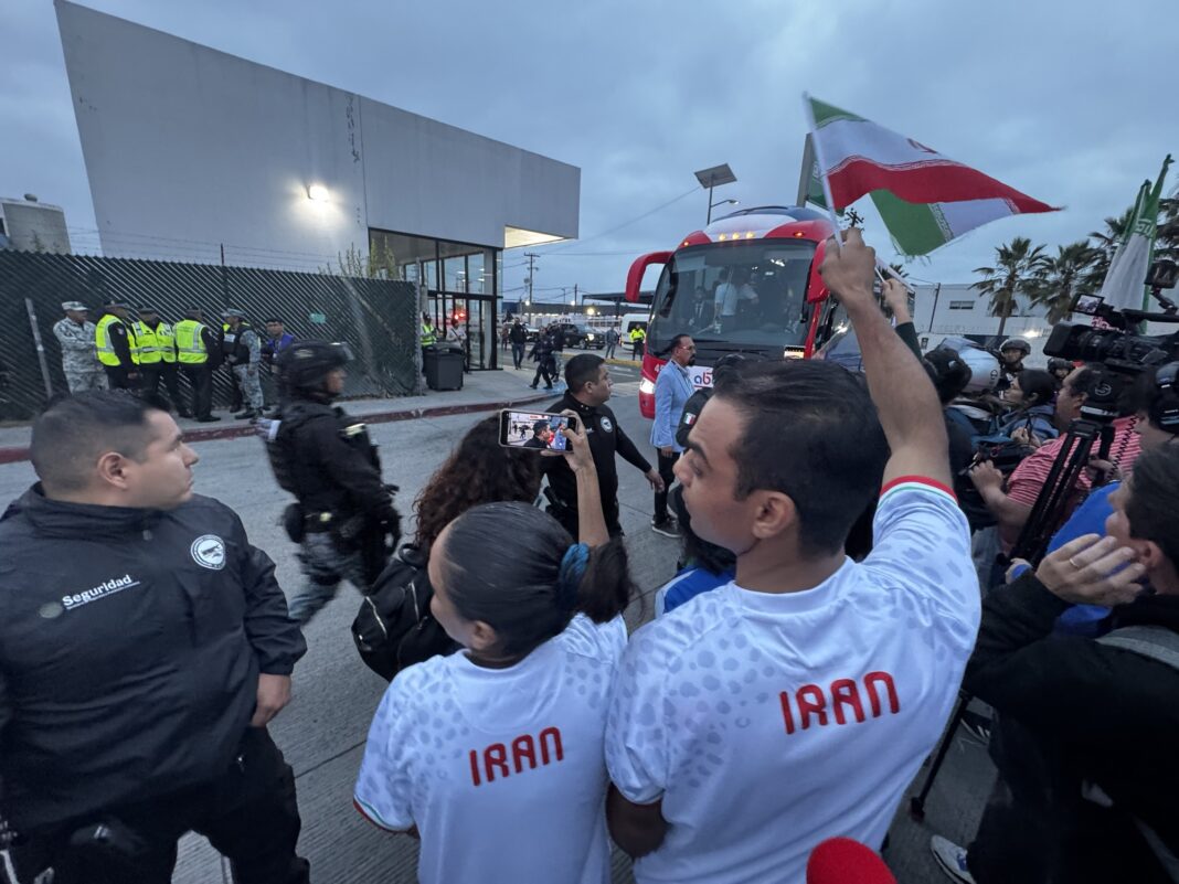 Aficionados de Irán reciben a su selección en Tijuana // Foto Ernesto Eslava